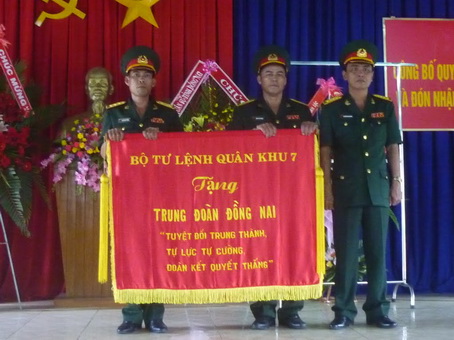 Đại tá Nguyễn Minh Hoàng trao tặng Bức trướng truyền thống cho lãnh đạo Trung đoàn Đồng Nai