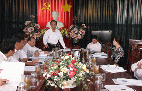 Ông Trương Văn Vở phát biểu ý kiến tại buổi tiếp xúc cử tri huyện Nhơn Trạch