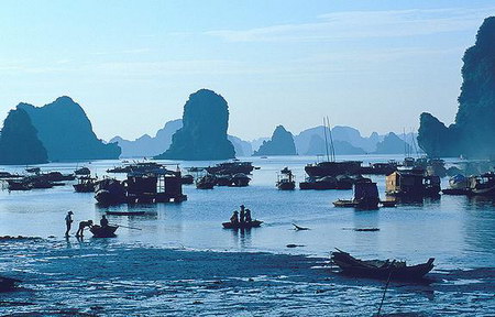 The wonderful beauty of Halong Bay. By Pierre Saslawsky