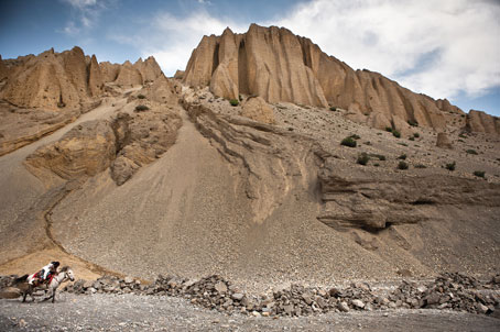 Một chàng trai cưỡi ngựa xuống thung lũng sông Kali Gandaki. Thung lũng này là con đường duy nhất để ra vào vùng này; trong quá khứ nó là tuyến đường quan trọng trong việc buôn bán muối giữa Tây Tạng và Ấn Độ.