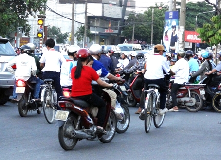 Dòng xe vào vòng xoay Tân Hiệp thường bị ùn lại do tiểu đảo của vòng xoay quá lớn làm chậm dòng lưu thông.