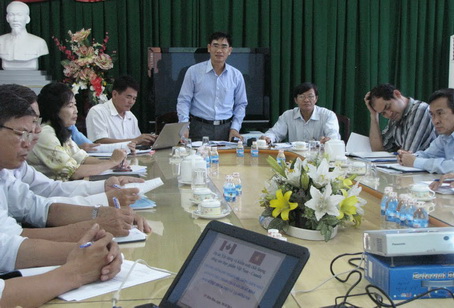 Phó chủ tịch UBND tỉnh Trần Văn Vĩnh phát biểu tại cuộc họp