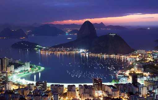 Núi Sugarloaf và vịnh Guanabara, vào lúc hoàng hôn buông xuống thành phố Rio de Janeiro, Brazil, 05/08/2011.