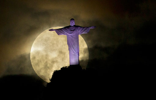 Mặt trăng chiếu sáng phía sau bức tượng Chúa Cứu Thế ở Rio de Janeiro, 06/05/2012.