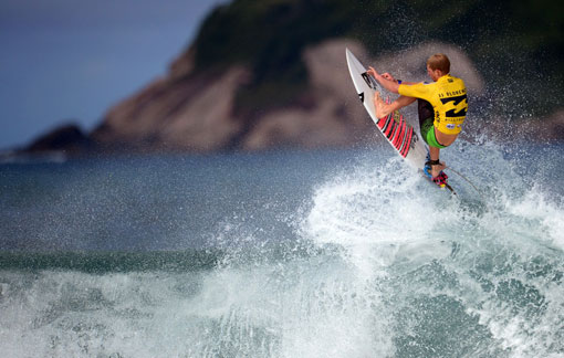 Vận động viên John Florence đến từ Haiwai tranh tài ở lượt đấu chung kết tại giải 2012 ASP World Championship Tour của Hiệp hội lướt sóng nhà nghề, diễn ra ở bãi biển Barra da Tijiuca, Rio de Janeiro, 16/05/2012.