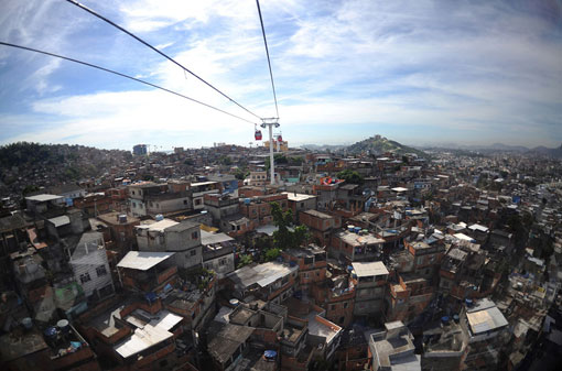 Ảnh chụp từ trên cao khu ổ chuột Alemao ở Rio de Janeiro