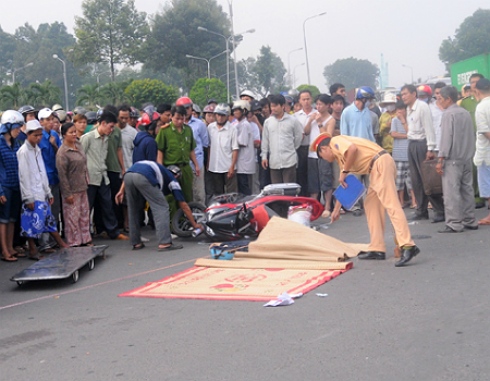 A fatal traffic accident at the Tam Hiep roundabout in Bien Hoa City, Dong Nai Province. 