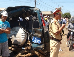 The scene of an accident between a truck and four cars that left three people dead and six wounded occurring at Ha Lan Pass (Buon Ho Town, Dak Lak Province) on April 4, 2012. This is a blackspot with several serious accidents on Highway No.14