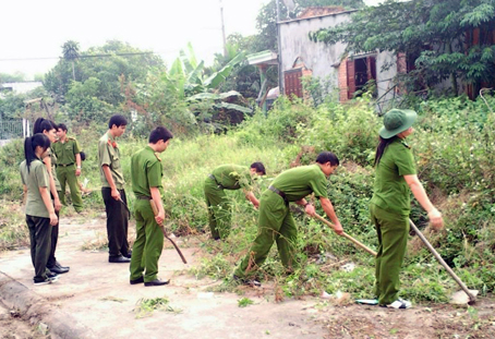 Đoàn viên Công an TP.Biên Hòa làm công tác dân vận tại xã Tân Hạnh.