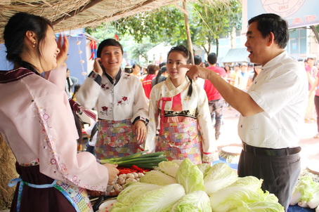 Trưởng ban Tuyên giáo Tỉnh uỷ Huỳnh Văn Tới trao đổi với sinh viên Trường đại học Lạc Hồng