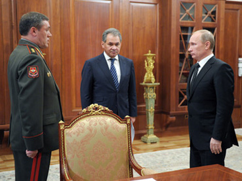 Tổng thống Vladimir Putin (phải), tân Bộ trưởng Quốc phòng Sergei Shoigu (giữa) và Thượng tướng Valery Gerasimov (phải) trong một cuộc gặp mặt hôm nay tại điện Kremlin, Moscow.