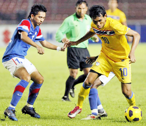 Teerasil Dangda (phải) lập hattrick trong chiến thắng 5-0 của Thái Lan.           Ảnh: T.L