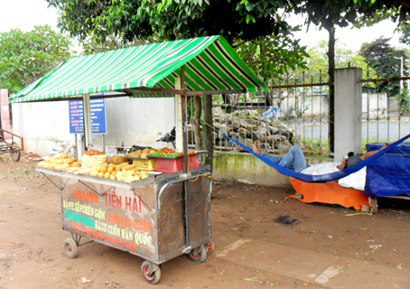 Bánh chiên hứng… bụi