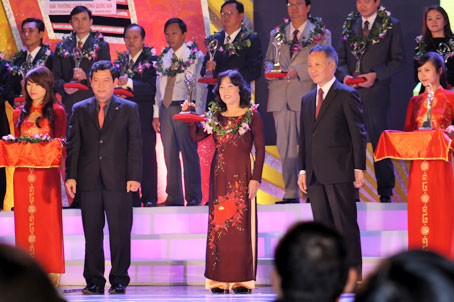 Các đại biểu đề nghị có chế độ khen thưởng, tôn vinh các nhà khoa học có đóng góp quan trọng. Trong ảnh: 6 doanh nghiệp Đồng Nai được trao giải bạc Quốc gia năm 2011
