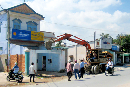 Một gia đình ở xã Thạnh Phú (huyện Vĩnh Cửu) tự giác phá dỡ nhà.
