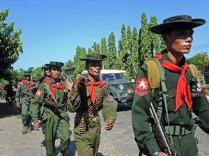 Binh sĩ Myanmar triển khai tới Sittwe, bang Rakhine để ngăn chặn bạo lực tại khu vực này hồi tháng 10 vừa qua. (Nguồn: AFP/TTXVN)Ủy ban Nhân quyền của Đại hội đồng Liên hợp quốc ngày 26/11 đã thông qua một nghị quyết về Myanamar, trong đó bày tỏ ủng hộ những bước đi cải cách của nước này trong năm qua, đồng thời thể hiện quan ngại về các xung đột sắc tộc tại quốc gia Đông Nam Á này.  Nghị quyết hoan nghênh các diễn biến tích cực trong công cuộc cải cách tại Myanamar, trong đó có việc chuẩn bị tổ chức cuộc bầu cử quốc hội vào tháng Tư tới, ân xá tù nhân, ký một số thỏa thuận hòa bình sơ bộ với 10 nhóm vũ trang sắc tộc và thúc đẩy phát triển kinh tế-xã hội. 