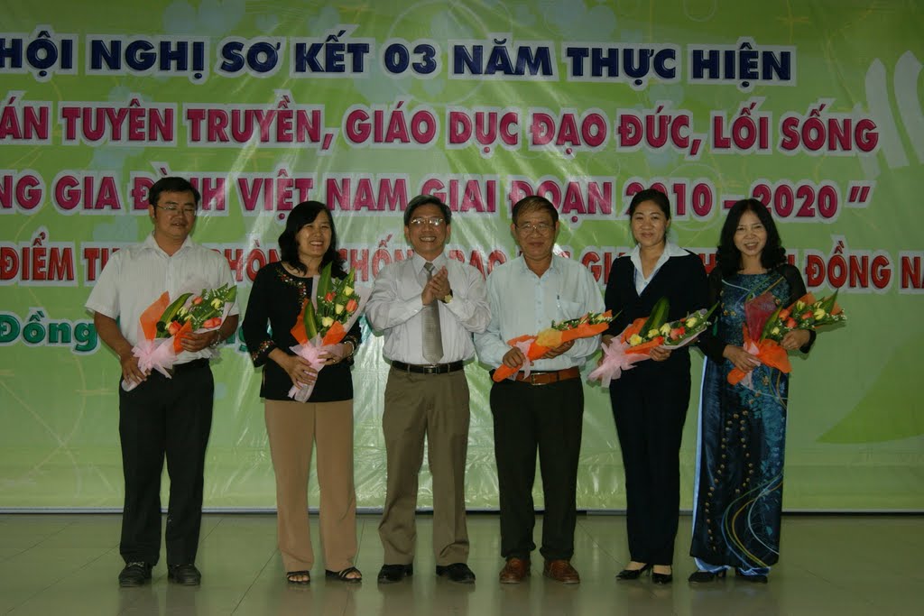 Giám đốc Sở VHTT-DL Nguyễn Văn Long tặng hoa cho các thành viên tư vấn