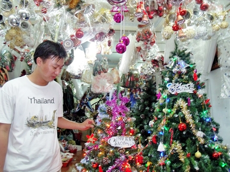 Nhiều mặt hàng trang trí Noel tăng giá. Ảnh: B. NGUYÊN