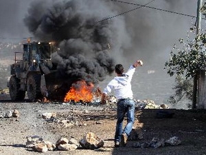 Người dân Palestine biểu tình phản đối việc Israel thu hồi lại đất tại Kafr Qaddum, Khu Bờ Tây, ngày 30/11. (Nguồn: AFP/TTXVN)