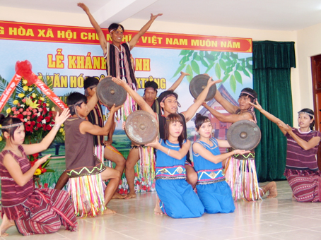 Một tiết mục văn nghệ tham gia Ngày hội văn hóa- thể thao các dân tộc thiểu số huyện Long Thành.  Ảnh: V. Truyên