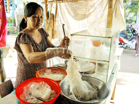 Chị Trần Thị Thúy với công việc bán bún hàng ngày.