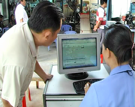 Nghẽn mạng và chen lấn trong ngày đầu mua vé tàu tết