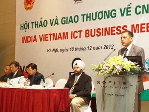 Ranjit Rae, Indian Ambassador to Vietnam, speaks at the conference 