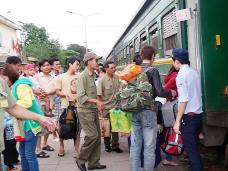 Khách lên tàu tại ga Biên Hòa. 