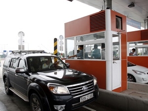 Vehicles paying a toll fee at Saigon River Tunnel in HCMC