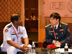 Colonel Nguyen Quang Dam, General Director of the Vietnam Maritime Police, talked with Vice Admiral Tea Vinh, Commander of the Royal Cambodian Navy. Photo: Vietnam Plus 