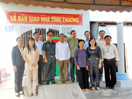 Lãnh đạo các sở, ban, ngành chia vui cùng gia đình