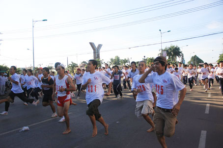 Các VĐV nam xuất phát cự ly 7km hệ tuyển. Ảnh: H. ANH