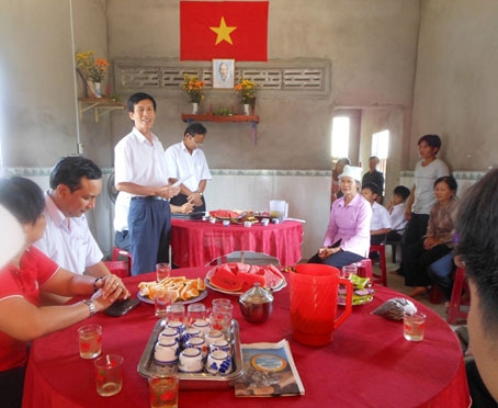 Hội Cựu thanh niên xung phong tỉnh tổ chức lễ bàn giao nhà tình nghĩa cho gia đình bà Bùi Thị Thoa (xã Xuân Đông, huyện Cẩm Mỹ). Ảnh: H. DUNG