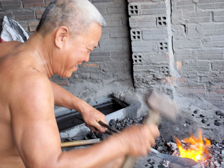 Ông Phạm Hoàng Sang có hơn 40 năm làm thợ rèn. Ảnh: B. NGUYÊN