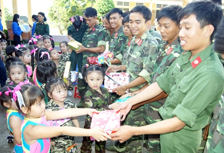 Các em thiếu nhi tặng quà cho các chú bộ đội. Ảnh: N. SƠN