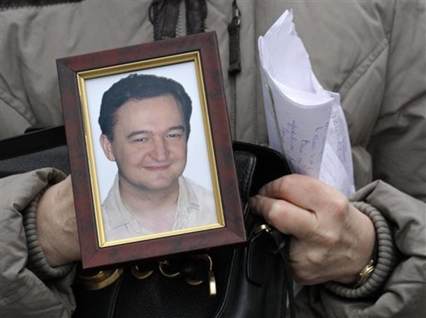 Một người mang di ảnh của luật sư Sergei Magnitsky. Ảnh Internet.