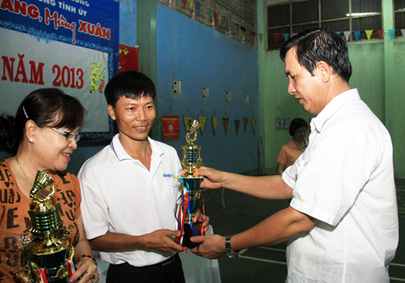 Trao giải cho cặp giành giải nhất lứa tuổi trên 40. Ảnh: H.ANH