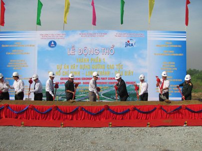 Ground is broken for the road connection between HCMC’s East-West Highway and HCMC-Long Thanh-Dau Giay Expressway last Friday