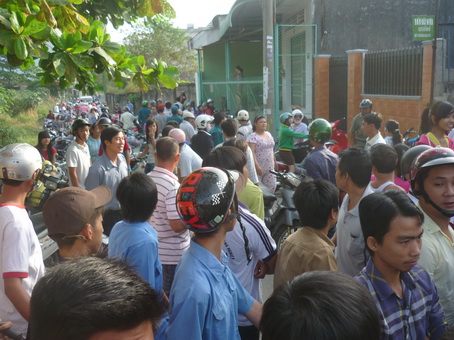 Hàng trăm người dân hiếu kỳ vây kín hiện trường vụ việc.