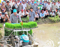 Kubota employee introduces the machine to a large number of farmers in Hoa Binh District of Bac Lieu Province