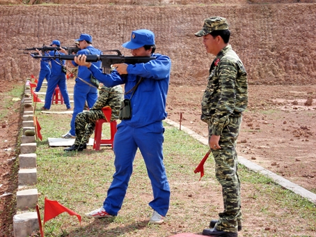 Tự vệ Công ty Điện lực Đồng Nai trong giờ tập bắn.