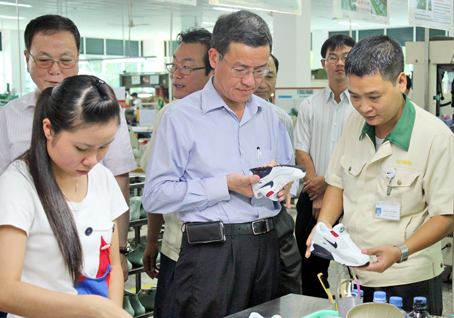 Chủ tịch UBND tỉnh Đinh Quốc Thái thăm Công ty Taekwang Vina (Khu công nghiệp Biên Hòa 2). 