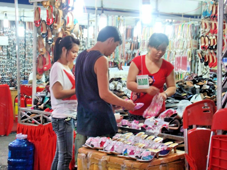 Nhiều quầy bán giày dép ghi tên cơ sở trong nước nhưng chủ yếu bán hàng Trung Quốc. Ảnh: B.Nguyên