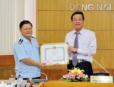 Provincial leaders pay New Year visits to units