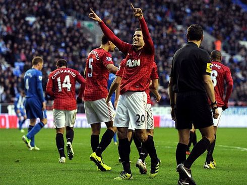 Van Persie in dấu giày ở ba trong bốn bàn thắng của MU.