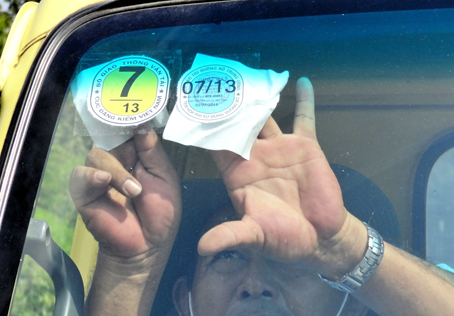 Tem phí SDĐB dán song song với tem đăng kiểm ở góc trái kính trước xe ô tô.