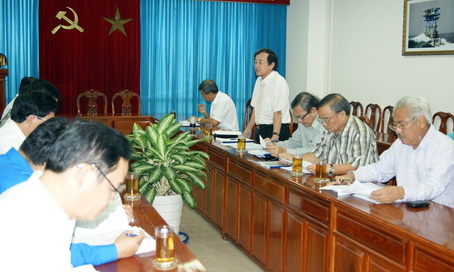 Phó chủ tịch UBND tỉnh Nguyễn Thành Trí phát biểu tại cuộc họp