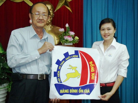 Ông Châu Minh Nguyện, Phó giám đốc Sở Công thương trao logo bán hàng bình ổn giá cho doanh nghiệp