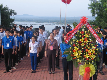 Ban tổ chức và và các em học sinh tham quan và dâng hương tại Tượng đài chiến thắng La Ngà.