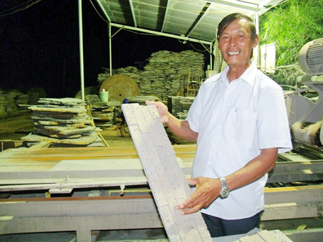 Cơ sở Phạm Văn Sơn vượt qua khủng hoảng kinh tế nhờ chuyển hướng sản xuất vật liệu từ đá tổ ong.    Ảnh: B. NGUYÊN
